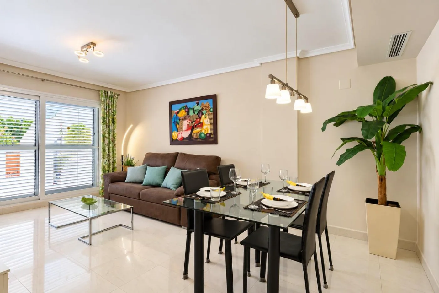 Salón comedor con sofá y plantas